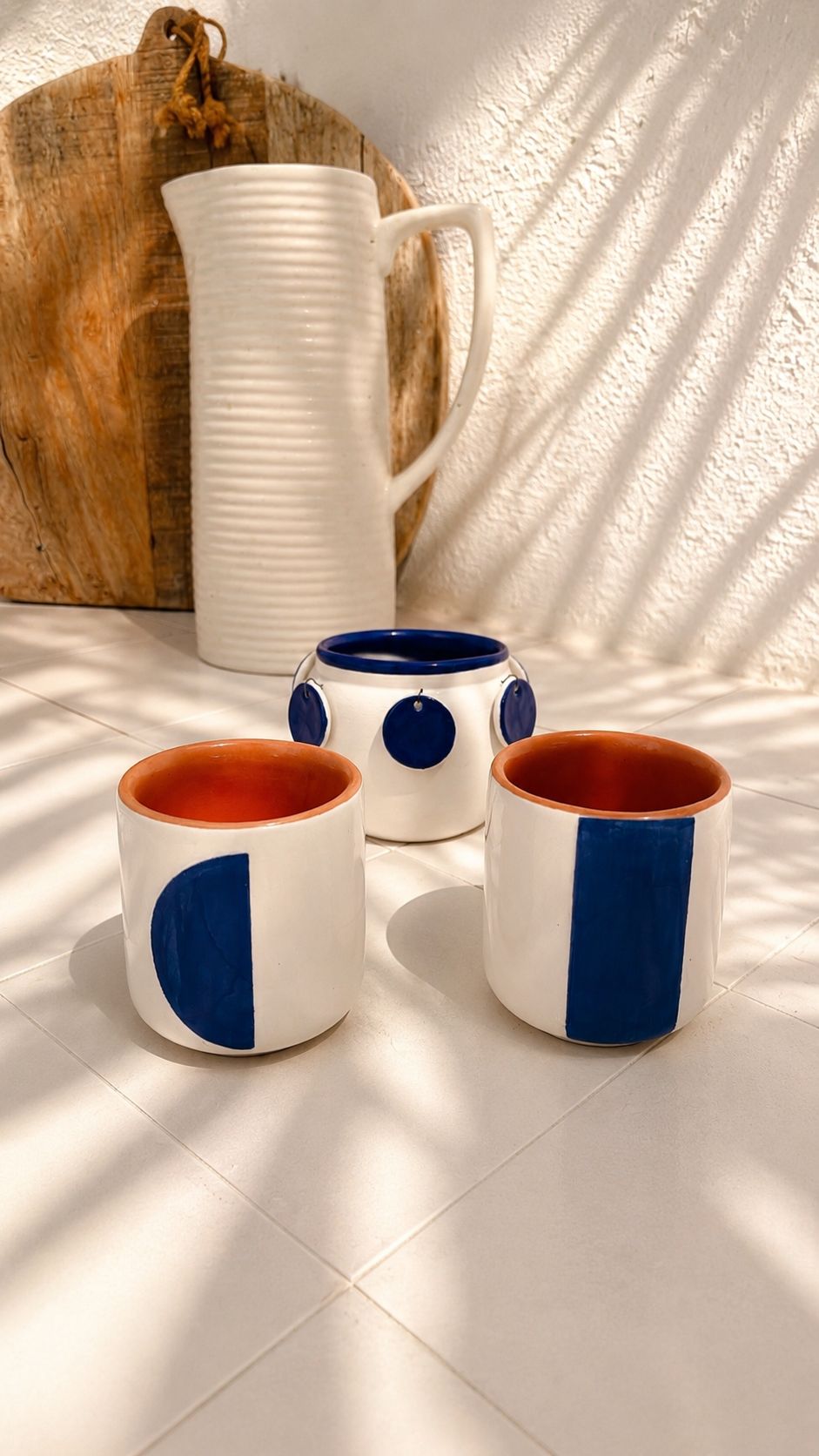 Jarra y tazas de cerámica hechas a mano
